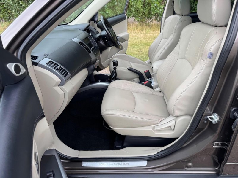 MITSUBISHI OUTLANDER