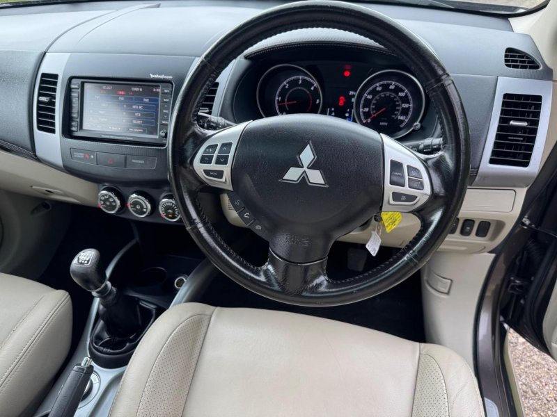 MITSUBISHI OUTLANDER
